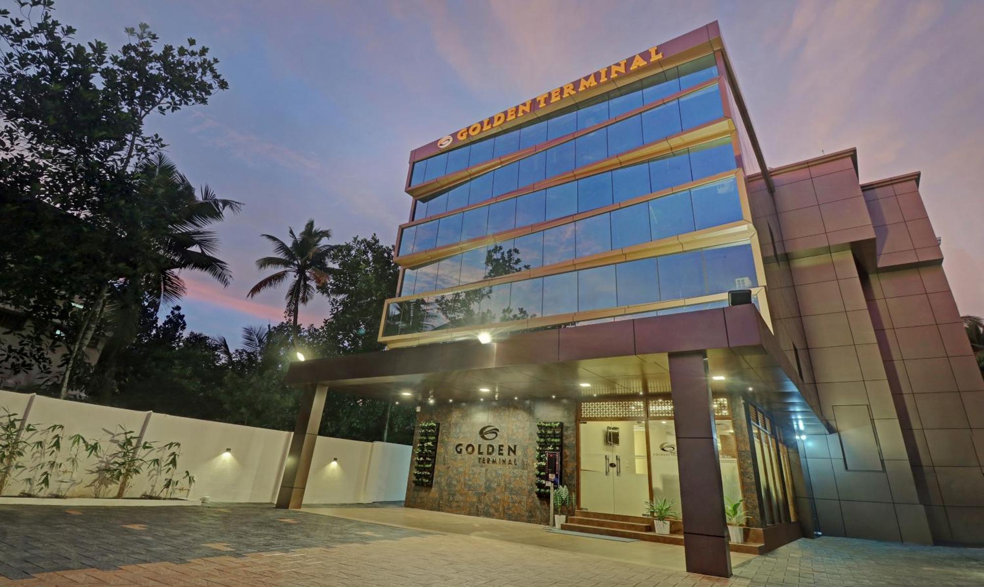 Treebo Golden Terminal, Kochi Airport Hotel ภายนอก รูปภาพ